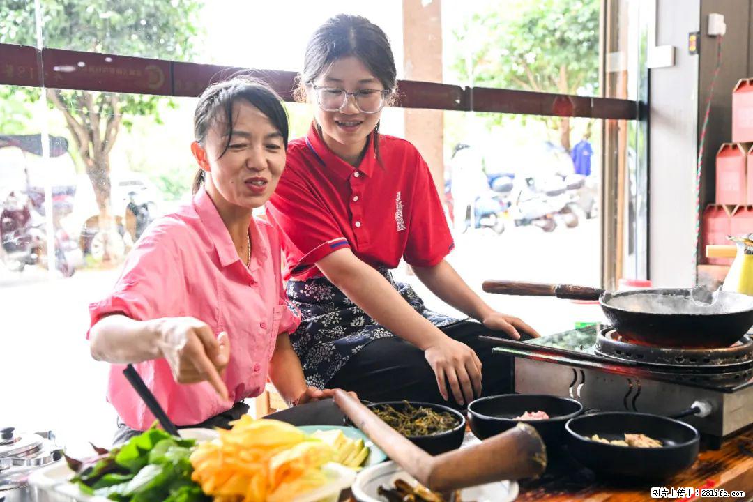 全网追的“扁担女孩”,找了一份暑假工,时薪12元 - 牡丹江生活资讯 - 牡丹江28生活网 mdj.28life.com