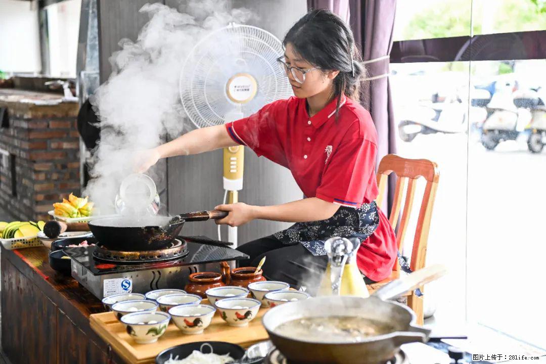 全网追的“扁担女孩”,找了一份暑假工,时薪12元 - 牡丹江生活资讯 - 牡丹江28生活网 mdj.28life.com